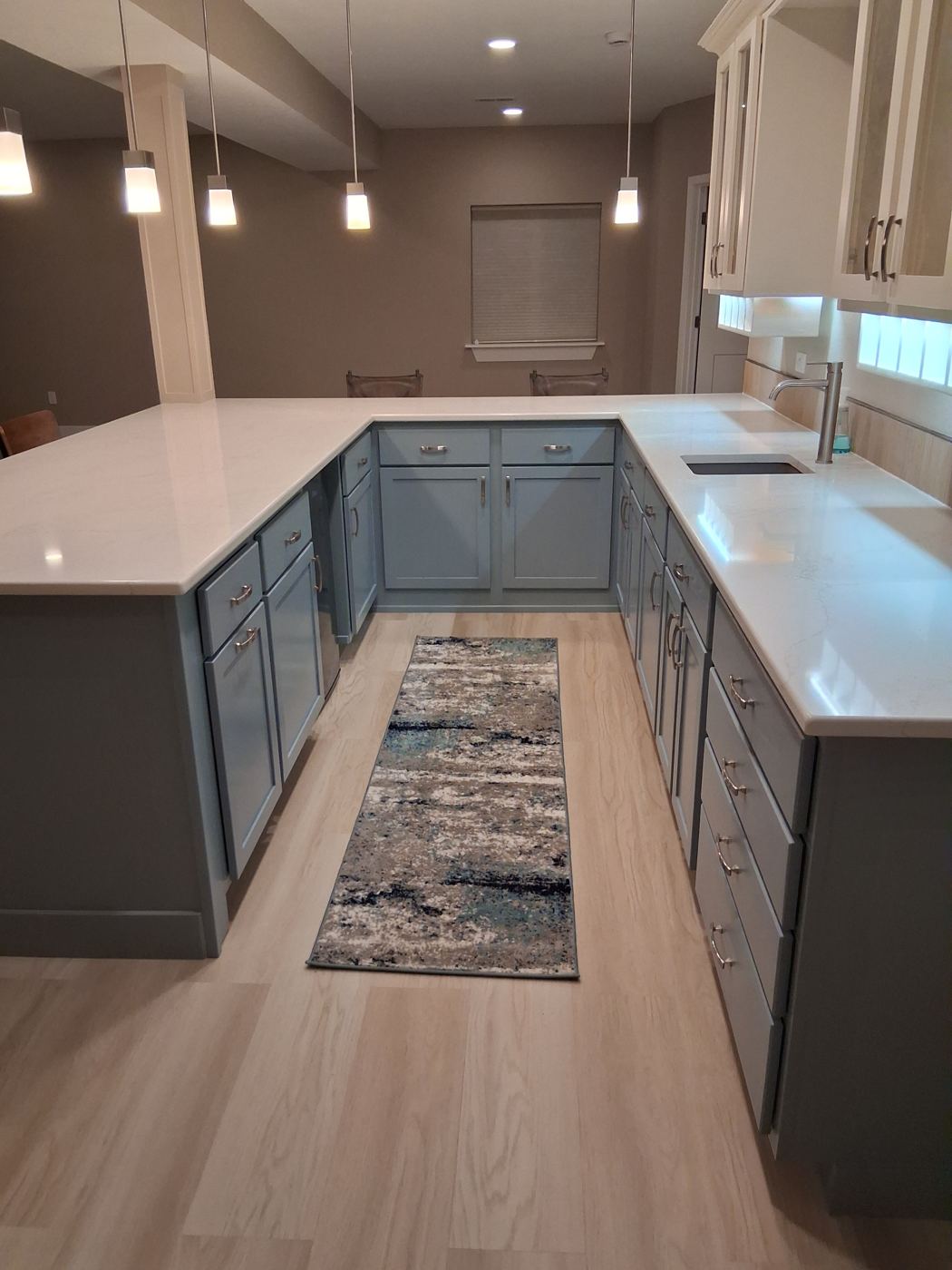 U-shaped wet bar kitchen layout